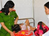 Nghi án cha, bà nội, cô ruột đánh chết bé trai 16 tháng: Triệu tập bà nội cháu bé